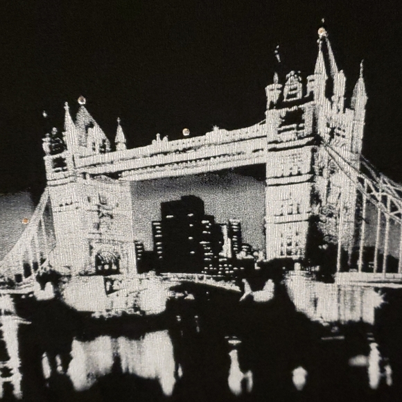 Tower Bridge Graphic Top - Picture 3 of 4